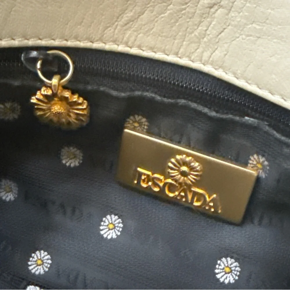 Escada Cream Leather Bag with Gold Chain flower detail - Picture 10 of 15